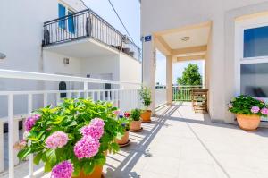 un balcón con macetas y flores. en Apartments Pavle, en Dubrovnik