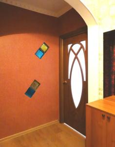 ポドリスクにあるInnDays 50лет ВЛКСМ 18の四枚の壁画が飾られたドア付きの部屋