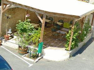 invernadero con mesa, sillas y plantas en Belle Epoque, en Chinon