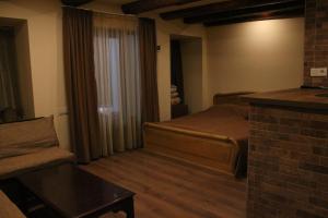 Χώρος καθιστικού στο Low budget room with King Size bed