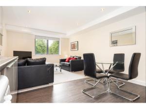 uma sala de estar com cadeiras pretas e uma mesa em Stylish Flat Near the City Centre - Pass the Keys em York