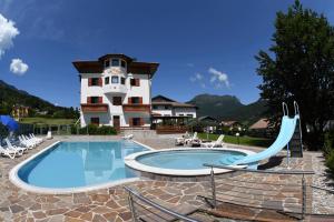 Bazén v ubytování Hotel Alpenrose Wellness nebo v jeho okolí