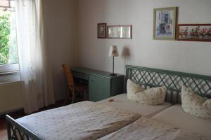 Postel nebo postele na pokoji v ubytování Pension Reuss - Hotel garni