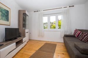 TV a/nebo společenská místnost v ubytování Madonna Field Apartment