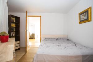 Postel nebo postele na pokoji v ubytování Madonna Field Apartment