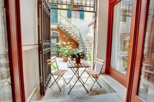 a patio with a table and chairs on a balcony at Ca' Cortigiane Suite in Venice