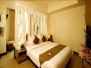 Giường trong phòng chung tại Maninarakorn Hotel