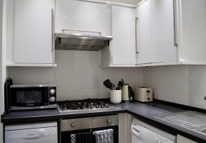 Una cocina o cocineta en Central Edinburgh 1 Bedroom Apartment
