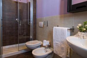 La salle de bains est pourvue de toilettes, d'une douche et d'un lavabo. dans l'établissement Bahita - Betty's B&B, à Gabicce Mare