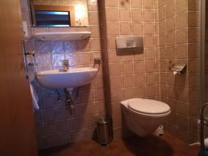 ein Bad mit einem WC und einem Waschbecken in der Unterkunft Gästepension Wiesenheim in Sautens