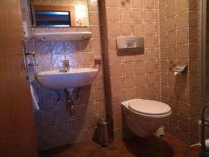 Koupelna v ubytování Gästepension Wiesenheim + 30 fotografií