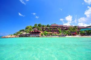 un complejo a orillas de una playa en Haad Yao Bayview Resort & Spa - SHA plus Certified, en Haad Yao