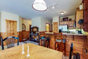 eine Küche und ein Esszimmer mit einem Tisch und Stühlen in der Unterkunft Boulders Hideout in Truckee