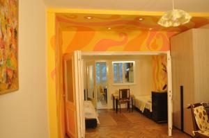 una camera con soffitto giallo e arancione di Arlequin Apartment a Varna