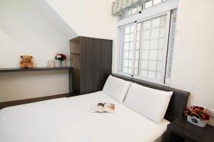 Postel nebo postele na pokoji v ubytování 加依家溫馨民宿Home Sweet Beach Hotel