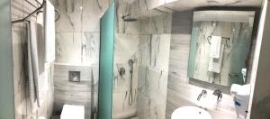 A bathroom at Alrose Még 37 kép