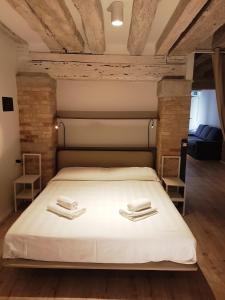A bed or beds in a room at CORTE SCONTA Mini-Loft