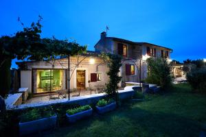 une maison avec un jardin devant elle la nuit dans l'établissement Bastide Les Basses Royères, à Robion