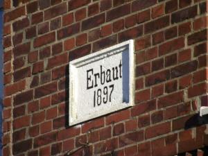 a brick wall with a street sign on it at Altes Kreidehaus in Dwasieden