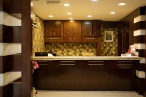 Kuchyň nebo kuchyňský kout v ubytování Star Emirates Furnished Apartments 2