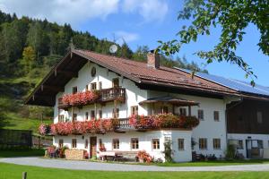 een huis met bloemen erop bij Lainthalerhof in Oberaudorf