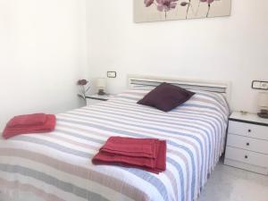 トレビエハにあるApartamento CalarAlto 7のベッドルーム1室(ベッド1台、タオル2枚付)