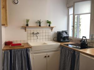 una cucina con lavandino e piano di lavoro di L'impasse a Portbail