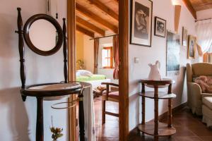 vestidor con espejo y silla en Cocons, en Sineu 32 fotos más