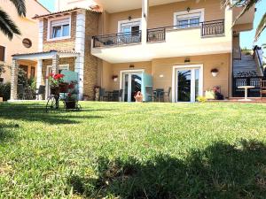 A garden outside Alrose