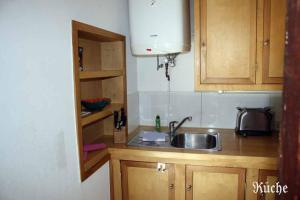 eine Küche mit einer Spüle und einer Arbeitsplatte in der Unterkunft Ferienhaus Mien Hüsing in Stralsund