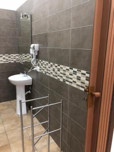 un bagno con lavandino e specchio di La Casa Di Fafa a Napoli Altre 49 foto