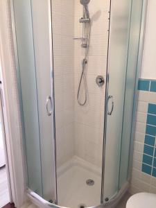baño con ducha y puerta de cristal en Sardinia-holiday B&B Spargi, en La Maddalena