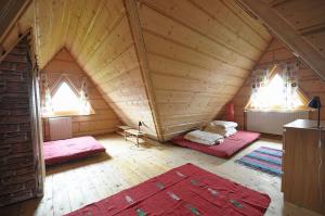 ザコパネにあるCountry Home in heart of Tatra mountainsの屋根裏部屋 ベッド2台付