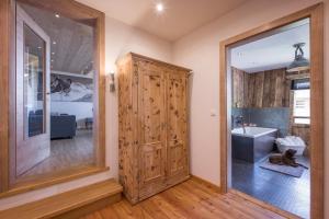 Koupelna v ubytování Narzenhof Wellness Chalets, Familien & Luxus Apartments am Bauernhof + 37 fotografií