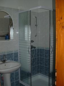 y baño con ducha y lavamanos. en Apartmanház Cédrus 8 Zalakaros, en Zalakaros