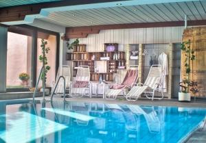 Bazén v ubytování Flair Hotel Weinstube Lochner nebo v jeho okolí