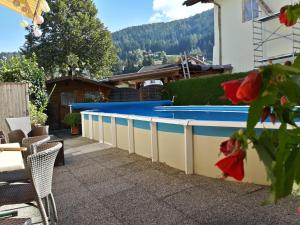 una piscina nel cortile di una casa di B&B Appartements Glungezer a Tulfes