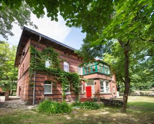 een oud stenen huis met klimop erop bij Red Brick Apartments in Klaipėda