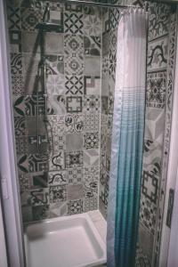 uma casa de banho com um chuveiro com uma banheira e uma cortina de chuveiro em Anchi Guesthouse em Dubrovnik