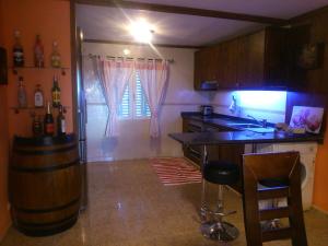 cocina con barra, fregadero y encimera en Casa Rural La Finca, en Guadamur