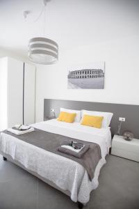 1 dormitorio blanco con 1 cama grande con almohadas amarillas en Suite Dreams in Verona, en Verona