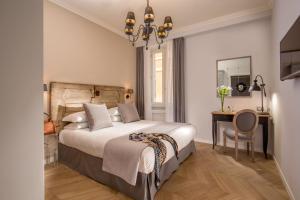 una camera da letto con un letto, una scrivania e una sedia di Borgo Pio Charme a Roma
