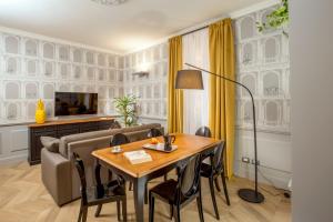 ein Wohnzimmer mit einem Tisch und einem Sofa in der Unterkunft Borgo Pio Charme in Rom