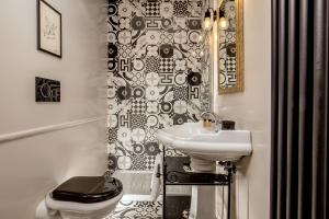un bagno con un lavandino bianco e un water di Borgo Pio Charme a Roma