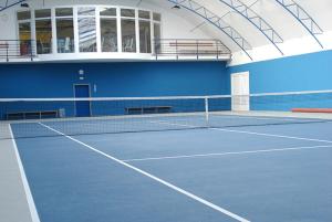 een tennisbaan met een net op een baan bij Relax & Tenis Club in Liptovský Mikuláš