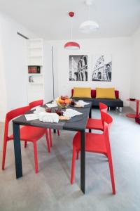 uma sala de jantar com uma mesa e cadeiras vermelhas em Suite Dreams in Verona em Verona