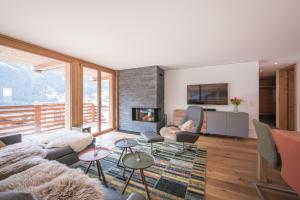 a living room with a couch and a fireplace at Bernstein in Grindelwald