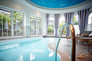 una gran piscina en una habitación con ventanas en Villa Katharina Penthouse Wohnung, en Willingen