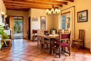 Restauracja lub miejsce do jedzenia w obiekcie Villa Es Pinar By homevillas360