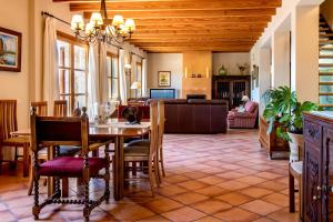 アラロにあるVilla Es Pinar By homevillas360のダイニングルーム、リビングルーム(テーブル、椅子付)